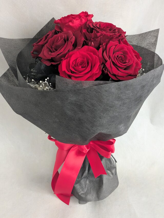 プリザーブドフラワー大輪の赤い薔薇花束11本／白いかすみ草の愛の