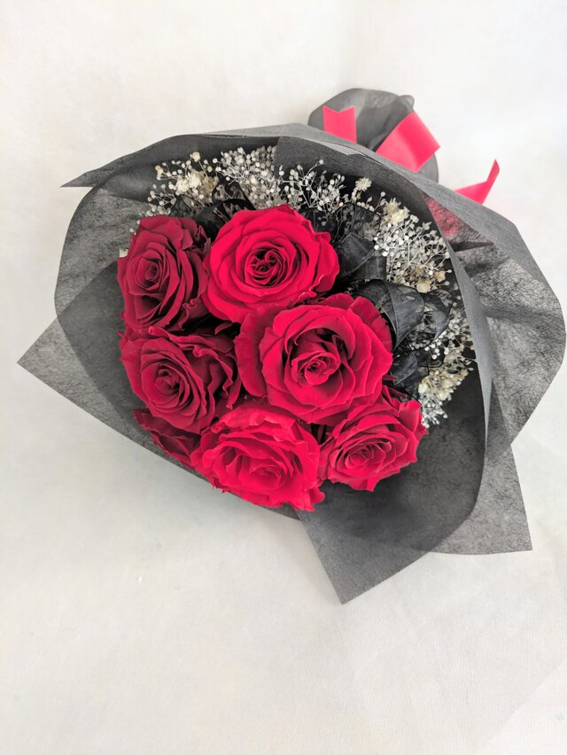 プリザーブドフラワー大輪の赤い薔薇花束11本／白いかすみ草の愛の