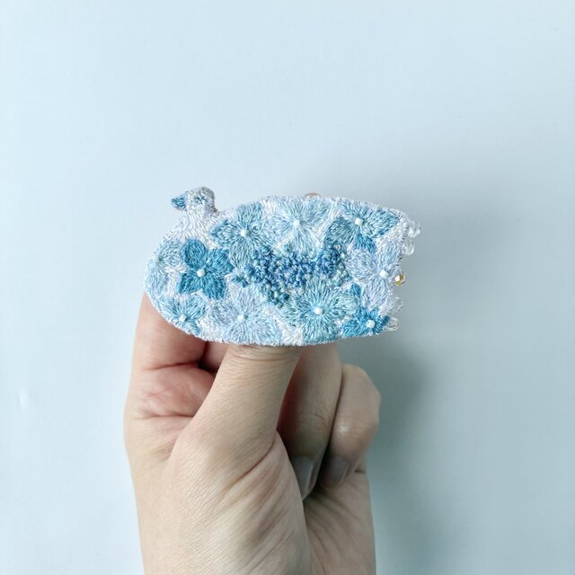 やさしい青色の紫陽花のお花と蕾を纏う鳥さん/手刺繍鳥ブローチ