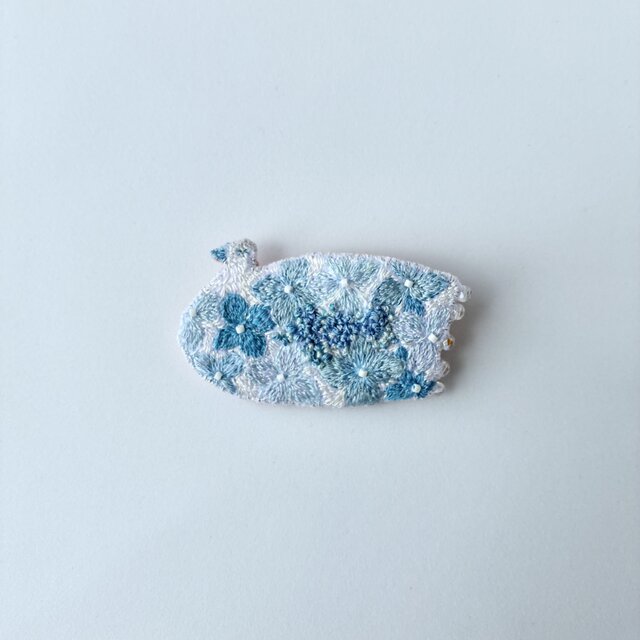 やさしい青色の紫陽花のお花と蕾を纏う鳥さん/手刺繍鳥ブローチ