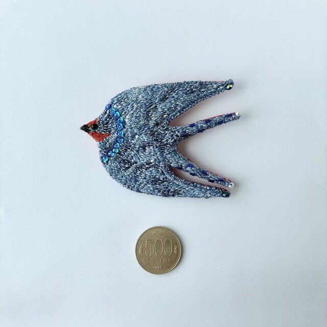 星々の瞬きを纏うツバメさん/藍染糸を使った手刺繍ブローチ | iichi 