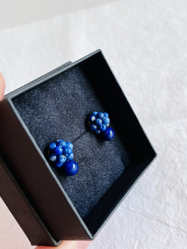 専用【C】水晶とラピスラズリ マザーオブパールの一粒ピアス 天然石刺繍／ピアス】粒々ラピスラズリ×maruラピスラズリ | iichi 日々
