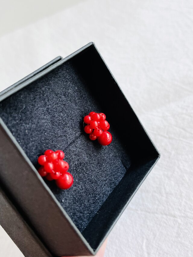 天然石刺繍／ピアス】つぶつぶ赤珊瑚×maru赤珊瑚 | iichi 日々の暮らし