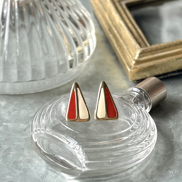 P802-ヴィンテージピアス U.S.A. 1980's Triangle Red White Enamel