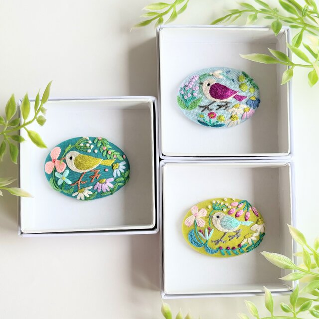 ことりと草花の刺繍ブローチ(botanical）#49 | iichi 日々の暮らしを
