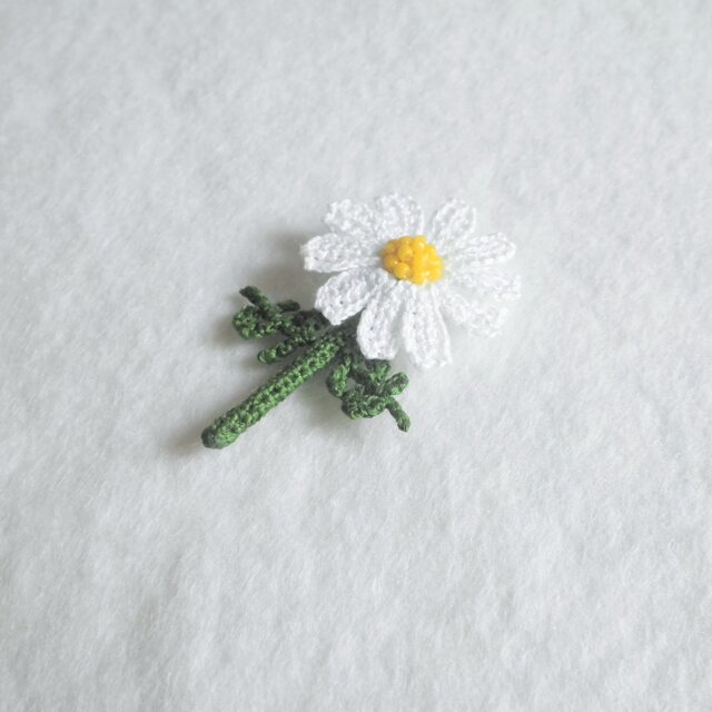 軽くてコンパクトなブローチ デイジーみたいなレトロなお花 手みたいな
