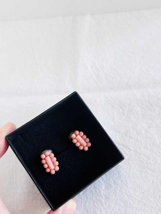 天然石刺繍／イヤリング】ピンク珊瑚×つぶつぶピンク珊瑚 | iichi 日々 