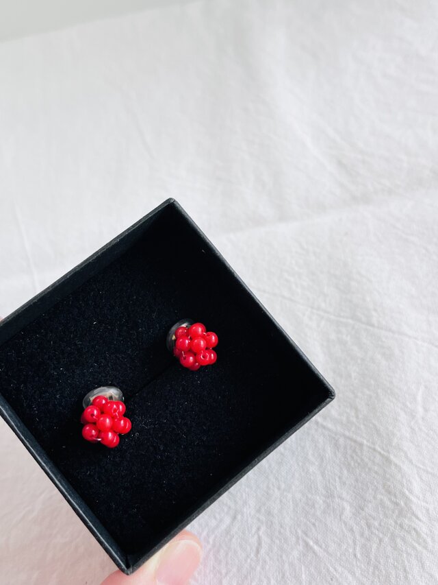 天然石刺繍／イヤリング】つぶつぶ赤珊瑚 | iichi 日々の暮らしを 