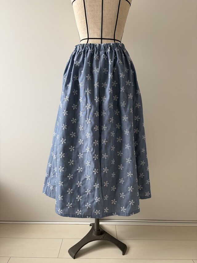 45R リネン　刺繍　フレア　スカート　グレー　ブルー　2サイズ　サイドボタン 麻の刺繍フレアスカート ダンガリーブルー | iichi 日々の暮らしを