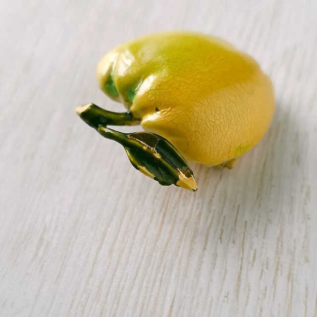yellow apple vintage brooch ヴィンテージブローチ | iichi 日々の