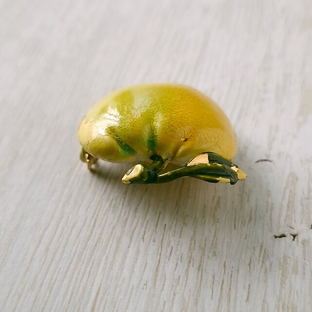 yellow apple vintage brooch ヴィンテージブローチ | iichi 日々の