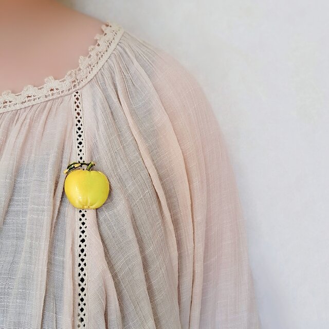 yellow apple vintage brooch ヴィンテージブローチ | iichi 日々の