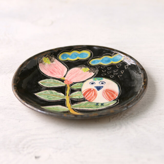 ピンクの花と白い小鳥の手描き絵皿 | iichi 日々の暮らしを心地よく