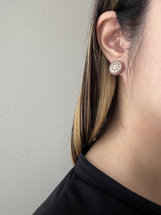 2way ピアス】ちゅるんと大人かわいい手編みレースをレジンにとじこめ