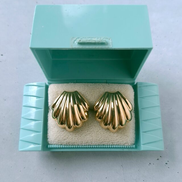 MONET ゴールド イヤリング ヴィンテージ シェルモチーフ 当時物 レトロ MONET》 gold tone shell vintage pierced earrings モネ ヴィンテージ