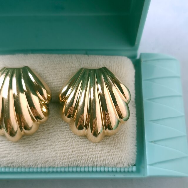 MONET》 gold tone shell vintage pierced earrings モネ ヴィンテージ