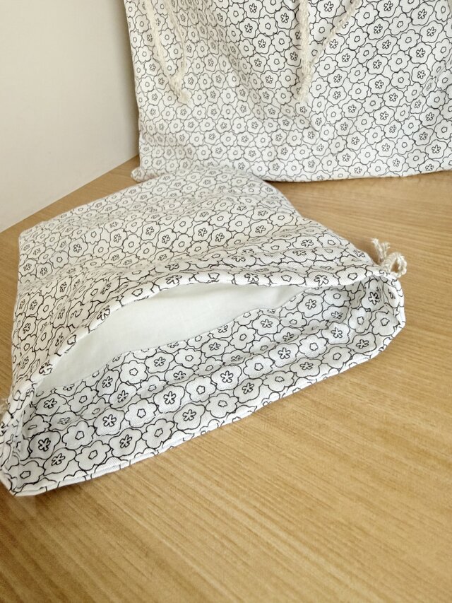 巾着2個セット 巾着2つセット（デコレクションズ・モノトーン小花） | iichi 日々の