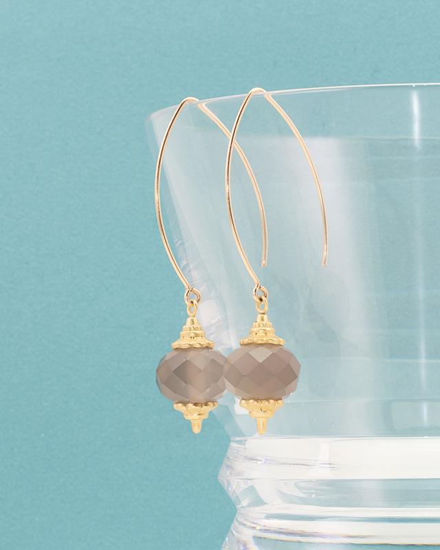 ミントさま専用　フックピアス〈華・胡粉グラデ&Stone〉 SV(GP) Lanthanum Hook Earrings｜グレーオニキスフックピアス | iichi