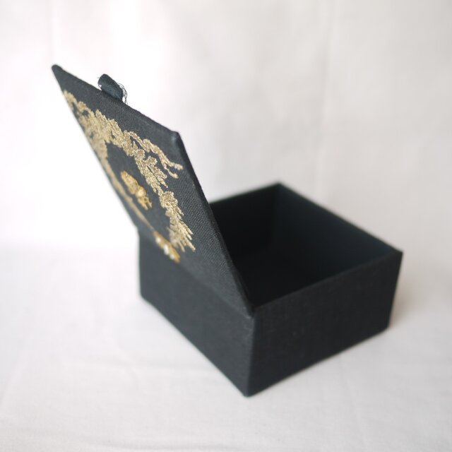 カルトナージュ ゴールド刺繍 マルチボックス デンマーク | iichi 日々