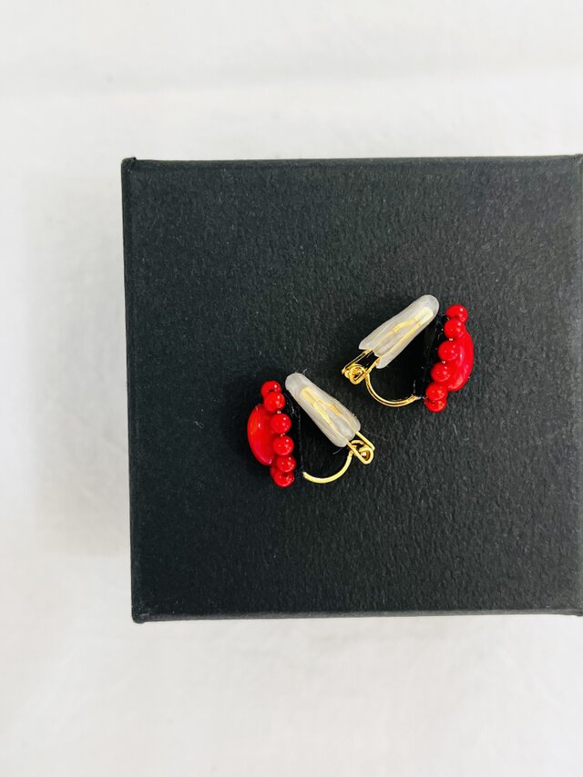 天然石刺繍／イヤリング】赤珊瑚×つぶつぶ赤珊瑚 | iichi 日々の暮らし 
