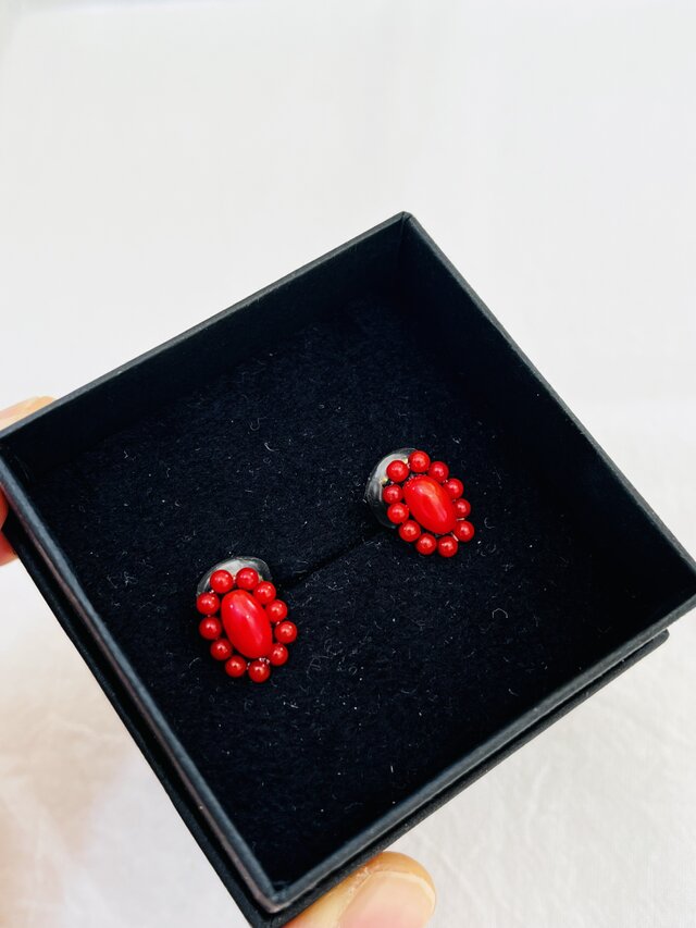 天然石刺繍／イヤリング】赤珊瑚×つぶつぶ赤珊瑚 | iichi 日々の暮らし 