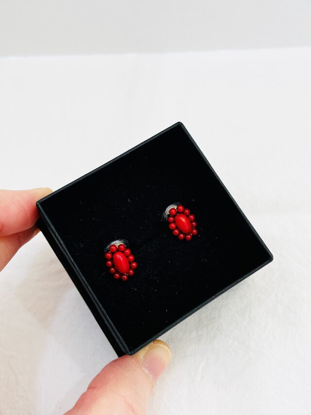 天然石刺繍／イヤリング】赤珊瑚×つぶつぶ赤珊瑚 | iichi 日々の暮らし 