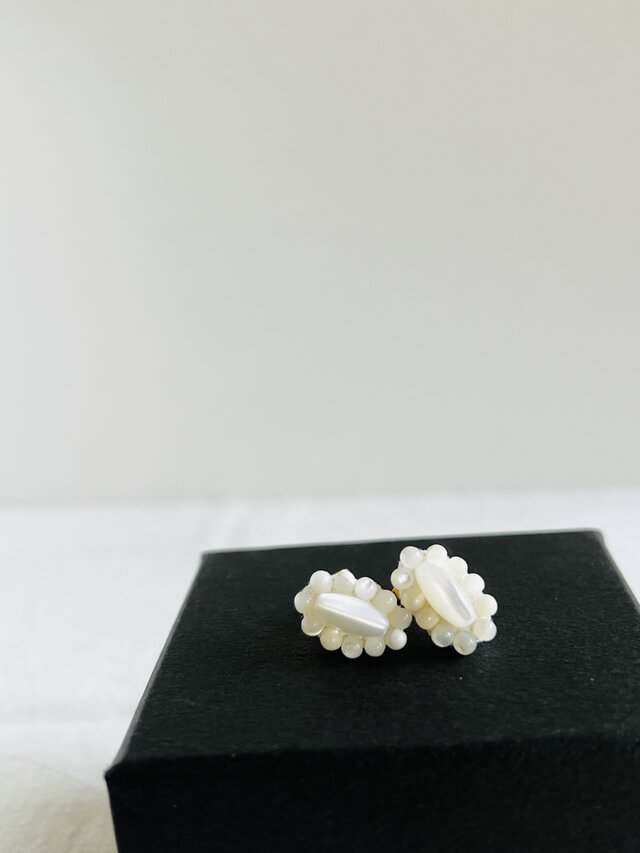 天然石刺繍／ピアス】マザーオブパール×粒々マザーオブパール | iichi 