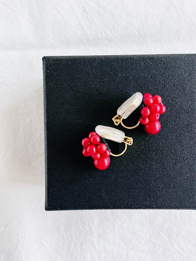 天然石刺繍／イヤリング】つぶつぶ赤珊瑚×maru赤珊瑚 | iichi 日々の 