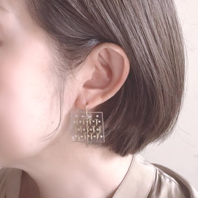 パールと小さな釘を閉じ込めた✴︎クリアレジンピアス | iichi 日々の