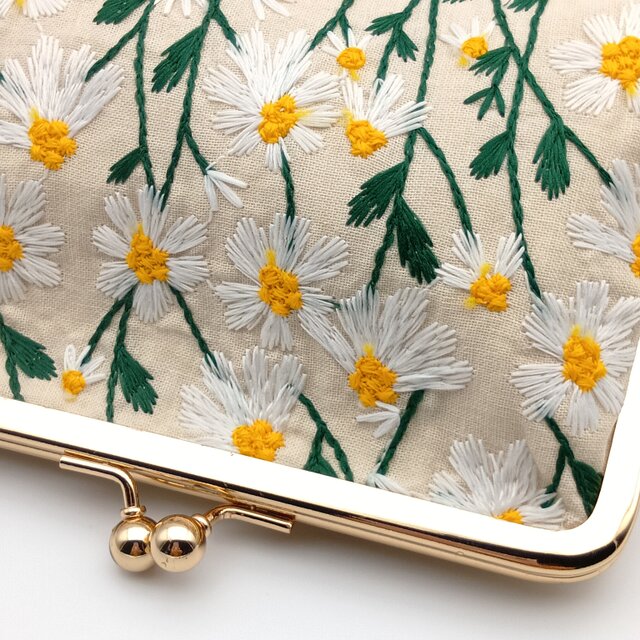 デイジー刺繍 大きめがま口ポーチ 15.5cm口金 生成り 761 | iichi 日々