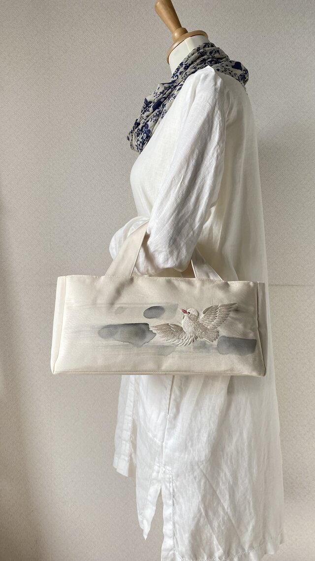白い鳥舞う帯リメイクバッグ｜刺繍帯 | iichi 日々の暮らしを心地よく