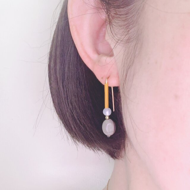 天然石とチェコビーズ✴︎アシンメトリーピアス | iichi 日々の暮らし