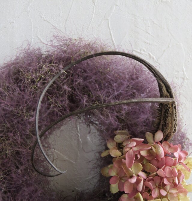 whimsical smoke tree wreath | iichi 日々の暮らしを心地よくする