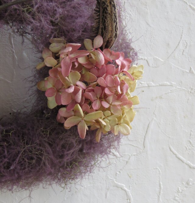 whimsical smoke tree wreath | iichi 日々の暮らしを心地よくする