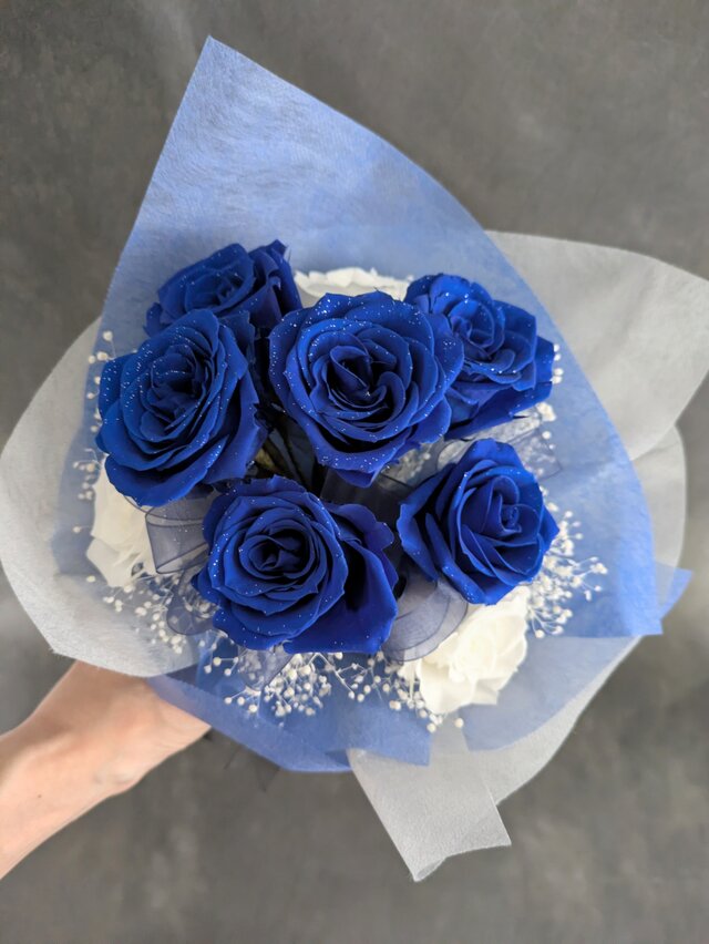 プリザーブドフラワー／青い薔薇と白い薔薇輪のふんわりかすみ草の花束