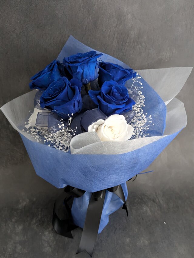 プリザーブドフラワー／青い薔薇と白い薔薇輪のふんわりかすみ草の花束