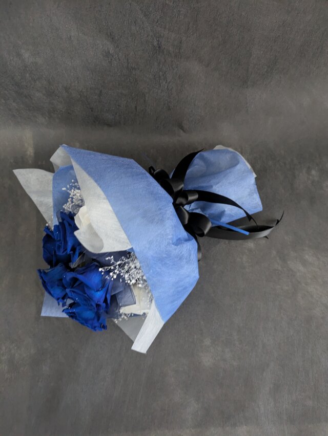 プリザーブドフラワー／青い薔薇と白い薔薇輪のふんわりかすみ草の花束