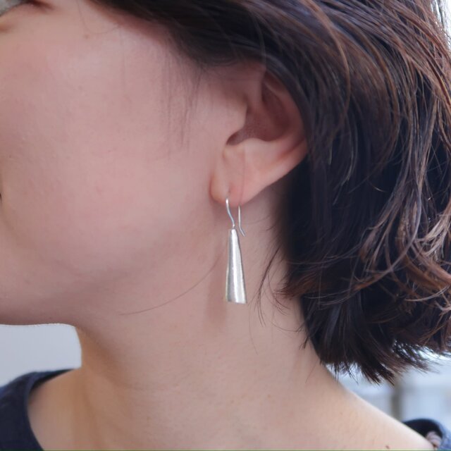 カレンシルバー】三角のピアス | iichi 日々の暮らしを心地よくする