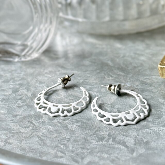 P805-ヴィンテージピアス U.S.A. 1970's White Enamel Openwork Hoop