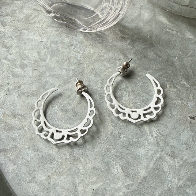 P805-ヴィンテージピアス U.S.A. 1970's White Enamel Openwork Hoop