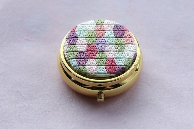 絹の小箱「ろっかく」｜絽ざし刺繍のピルケース アクセサリーケース