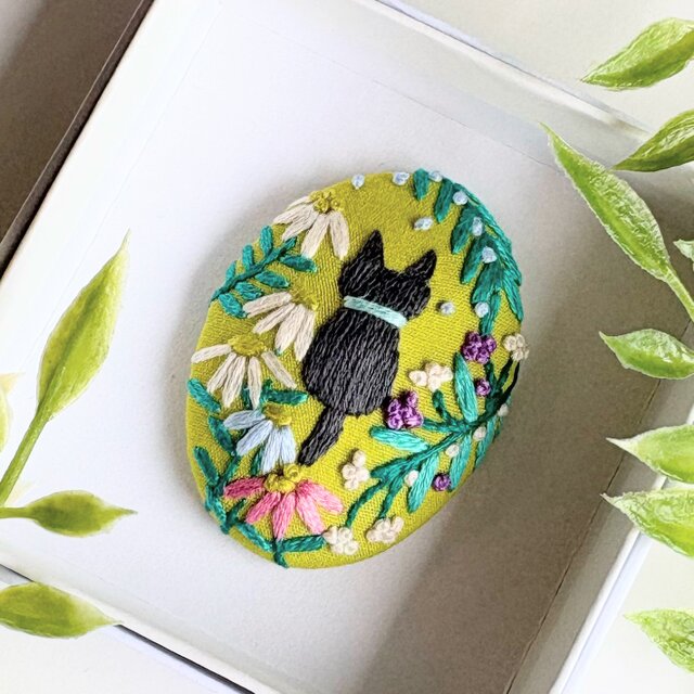 名品 岩庭草花蒔絵 時代 文箱 内 刺繍貼 美品(K-YC576) こねこと草花の刺繍ブローチ(botanical）#493 | iichi 日々の暮らしを