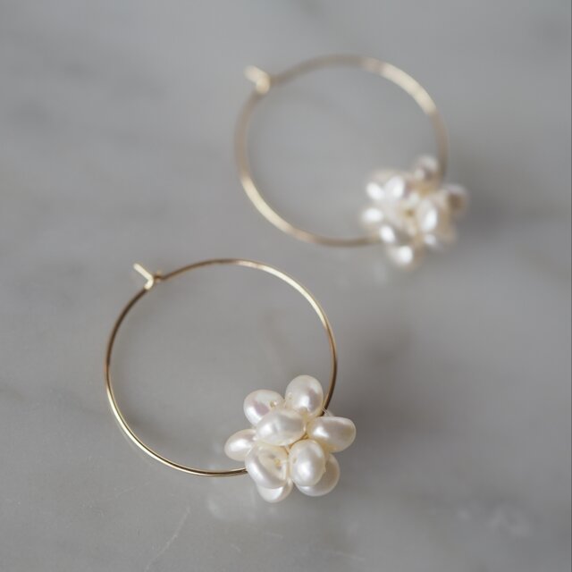P088＊チェコ×パールのパールボールフラワーフープピアス＊ 花咲く淡水パールボール＊14kgf フープピアス | iichi 日々の暮らしを