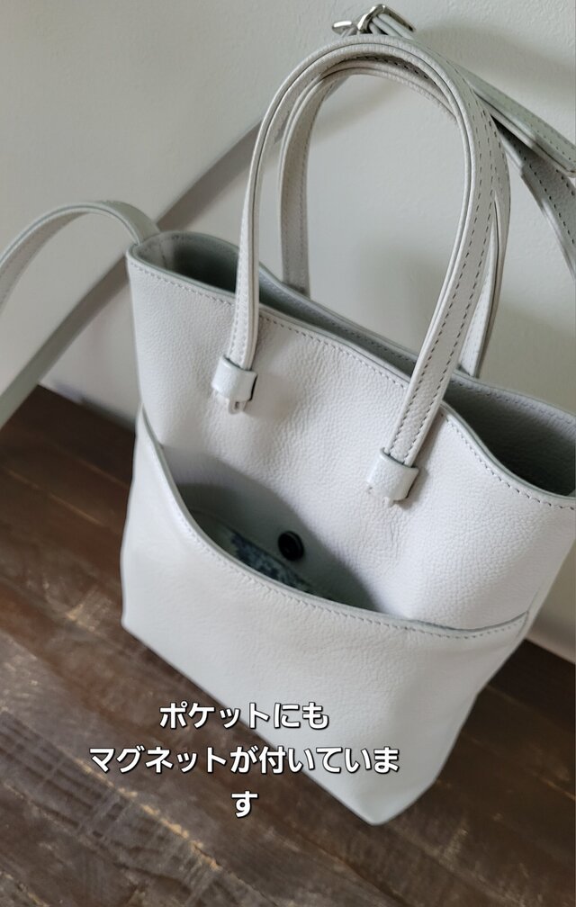 シュリンクレザーのミニマルなショルダーバッグ（アイスグレー