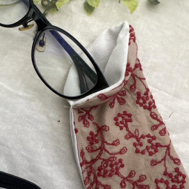 ハンドメイド♡メガネケース♡リネンベージュ赤の実リーフ刺繍柄