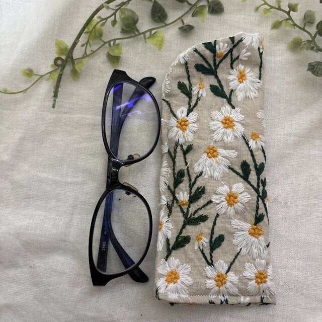 ハンドメイド♡メガネケース♡リネンベージュデイジー刺繍柄♡♡普通