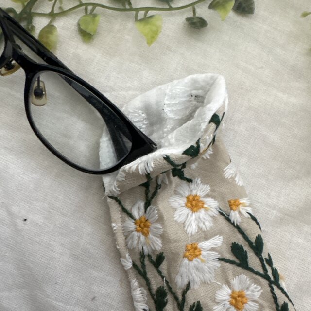 ハンドメイド♡メガネケース♡リネンベージュデイジー刺繍柄♡♡普通