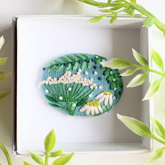 小さなお花の刺繍ブローチ・botanical#495 | iichi 日々の暮らしを