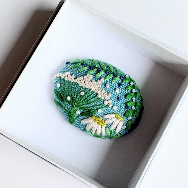 小さなお花の刺繍ブローチ・botanical#495 | iichi 日々の暮らしを