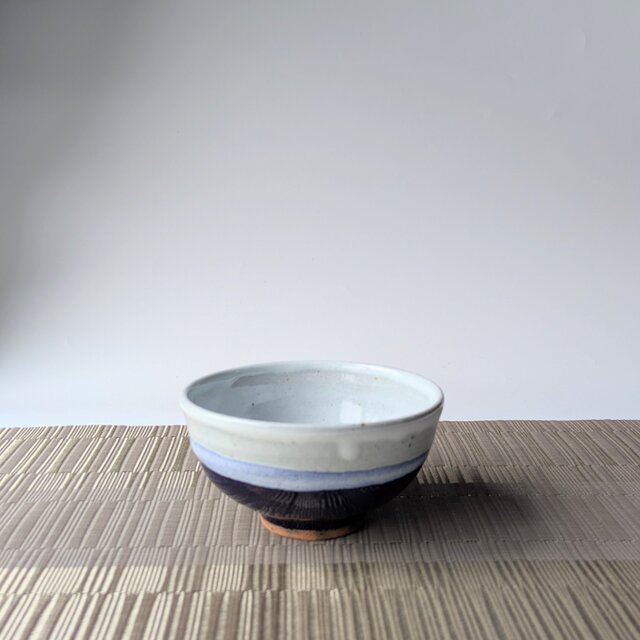 深い藍と白のグラデーションが美しい 手仕事の飯茶碗 | iichi 日々の